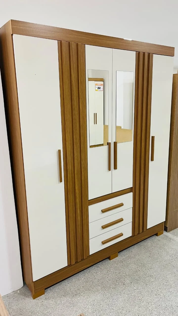 Guarda-Roupa/Roupeiro Casal B375 4 Portas 3 Gavetas Ripado C/ Espelho - Henn